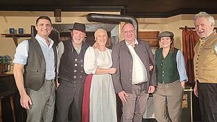 Drei Geiselhöringer waren oder sind im Ensemble der Münchner Iberl-Bühne. Aktuell setzt Leo Hofmeier (links) die Tradition von Luise Kinseher und Max Joseph Held fort. Bürgermeister Herbert Lichtinger (3.v.r.) stattete dem Volkstheater einen Besuch ab und wurde auf die Bühne gebeten.