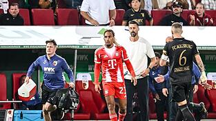 Bayern-Profi Sacha Boey (M.) sah für sein Foul an Augsburgs Robin Fellhauer Gelb.