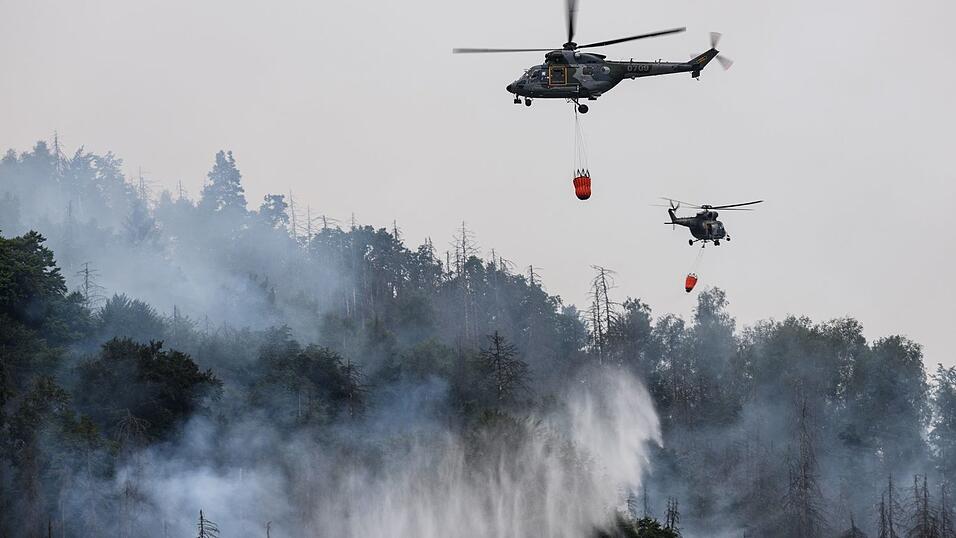 Hubschrauber kamen 2022 bei dem Waldbrand im Grenzland zwischen Sachsen und Tschechien zum Einsatz. (Archivbild)