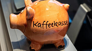 Einen „Betrag im einstelligen Eurobereich“ haben die Täter aus der Kaffeekasse der Grundschule entwendet. (Symbolbild)