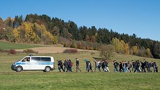 Zu Tausenden sind Flüchtlinge am Wochenende nach Bayern gekommen. Die Lage hat sich für sie an der österreichisch-deutschen Grenze aber deutlich verbessert.
