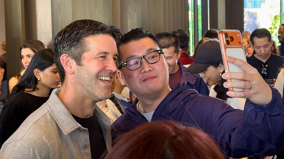 Am Rande der Entwicklerkonferenz WWDC im Juni musste John Ternus, damals noch designierter Apple-Chef, für viele Selfies posieren. (Archivbild) Am Rande der Entwicklerkonferenz WWDC im Juni musste John Ternus, damals noch designierter Apple-Chef, für viele Selfies posieren. (Archivbild)