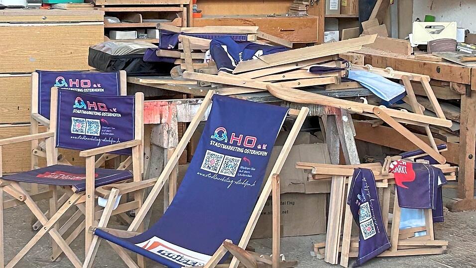 In der Schreinerei des Bauhofs stapeln sich nicht nur die St&uuml;hle, die noch repariert werden k&ouml;nnen, sondern auch jene, die im Container landen.
