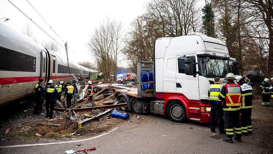 Ein Toter und elf Verletzte - das ist Bilanz des schweren Zugunglücks an der Stadtgrenze von Hamburg.