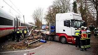 Ein Toter und elf Verletzte - das ist Bilanz des schweren Zugunglücks an der Stadtgrenze von Hamburg.