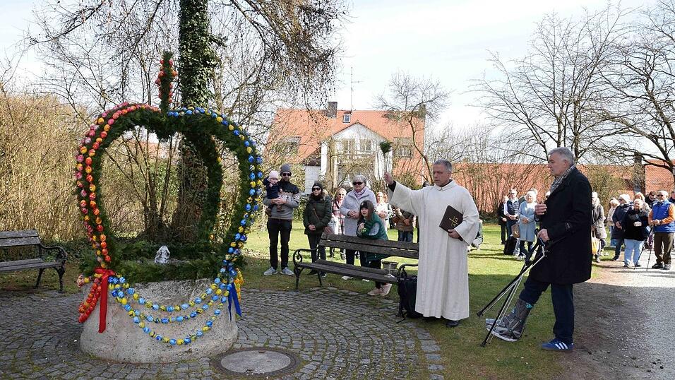 Pastoralreferent Markus John k&uuml;mmerte sich um die Segnung des geschm&uuml;ckten Osterbrunnens.