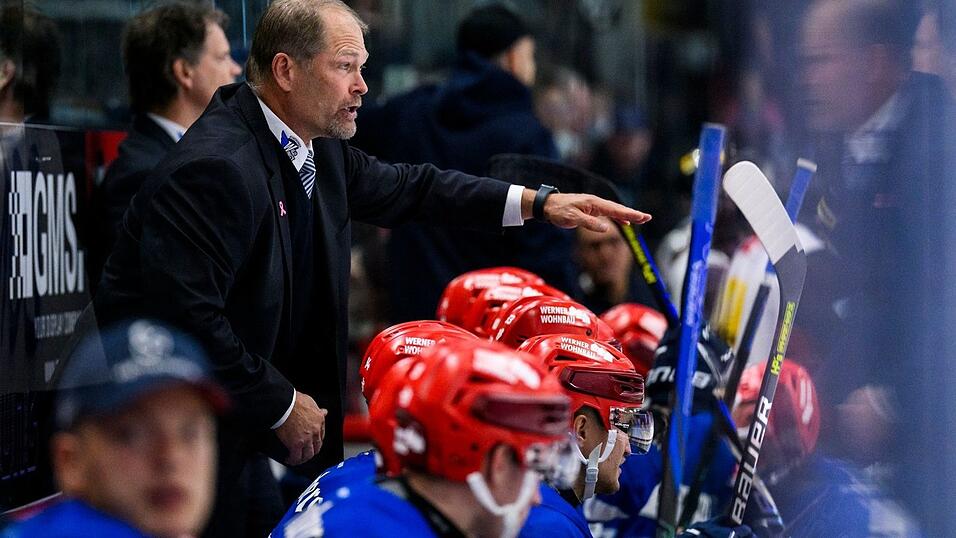 Schwenningen erreicht mit Trainer Steve Walker ein Entscheidungsspiel um den Einzug ins Playoff-Viertelfinale. Schwenningen erreicht mit Trainer Steve Walker ein Entscheidungsspiel um den Einzug ins Playoff-Viertelfinale.