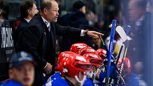 Schwenningen erreicht mit Trainer Steve Walker ein Entscheidungsspiel um den Einzug ins Playoff-Viertelfinale.