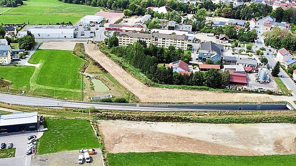 Blick auf die drei temporären Parkplätze westlich und östlich des B20-Chambtrogs. Die zwei größeren werden rückgebaut. Blick auf die drei temporären Parkplätze westlich und östlich des B20-Chambtrogs. Die zwei größeren werden rückgebaut.