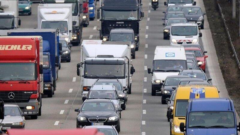 Zur Winterurlaubszeit wird es in Tirol erneut schwieriger, die berüchtigten Staus im Bundesland zu umfahren. Auch zur Lkw-Blockabfertigung gibt es ernüchternde Neuigkeiten. Zur Winterurlaubszeit wird es in Tirol erneut schwieriger, die berüchtigten Staus im Bundesland zu umfahren. Auch zur Lkw-Blockabfertigung gibt es ernüchternde Neuigkeiten.