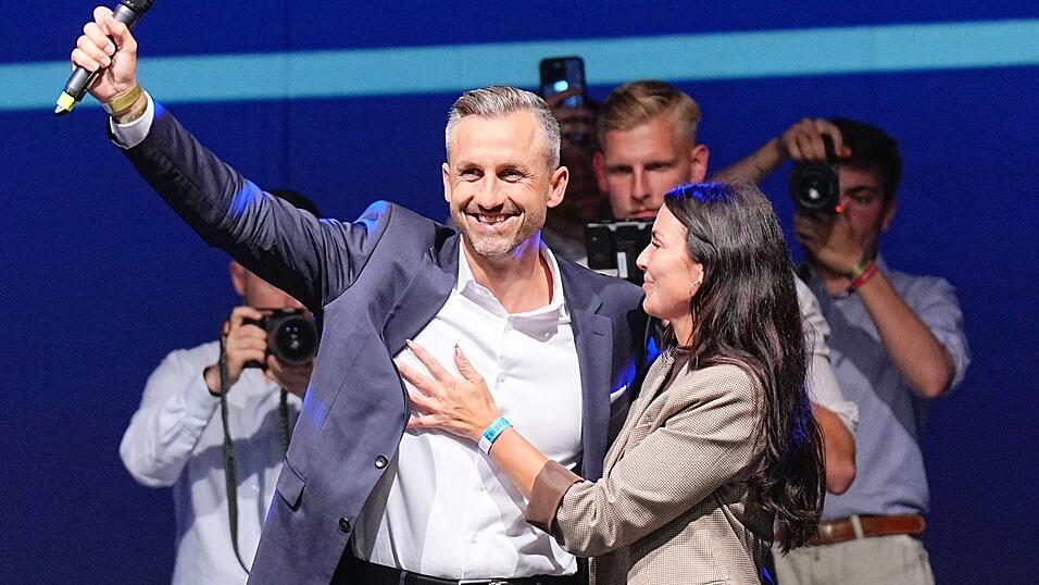 AfD-Spitzenkandidat Ulrich Siegmund l&auml;sst sich feiern.