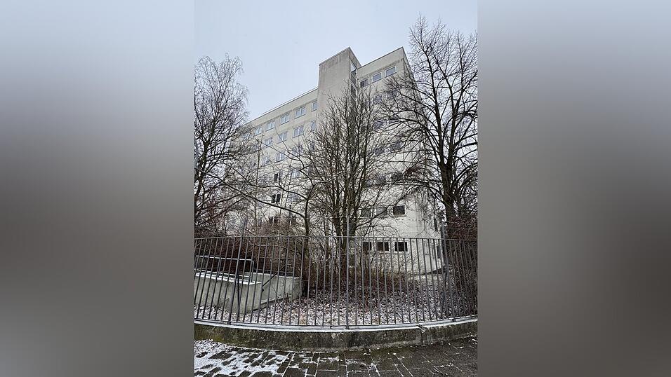 Das ehemalige Bundeswehrbürogebäude in der Daimlerstraße will die Stadt temporär zur Unterbringung von Obdachlosen nutzen. Das ehemalige Bundeswehrbürogebäude in der Daimlerstraße will die Stadt temporär zur Unterbringung von Obdachlosen nutzen.
