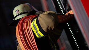 F&uuml;r den 85 Jahre alten Bewohner kam jede Hilfe zu sp&auml;t. Er verstarb trotz der Rettungsaktion noch am Brandort. (Symbolbild)