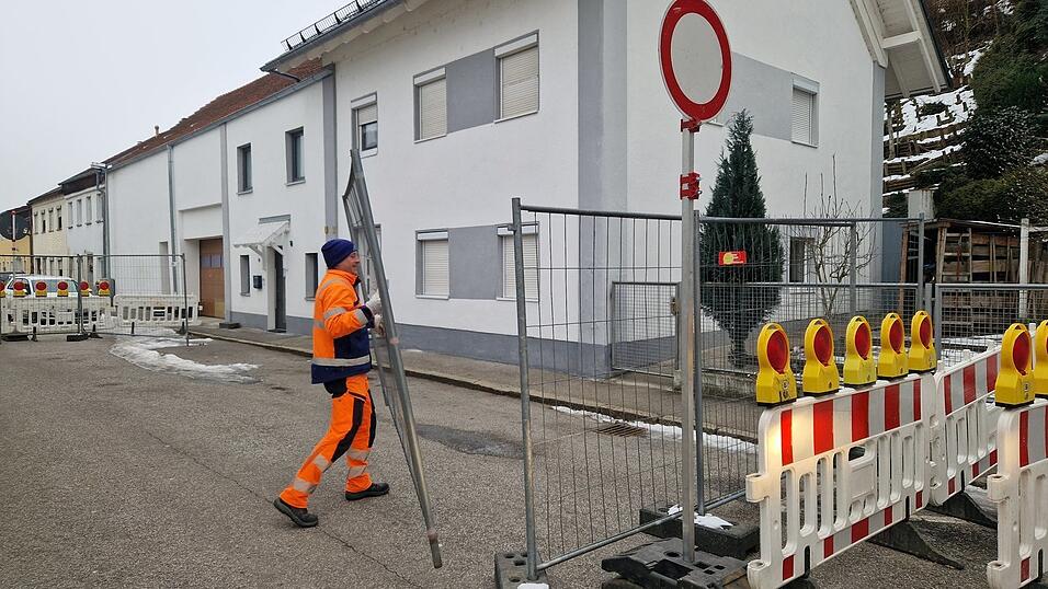 Mitarbeiter des Bauhofs haben die Absperrungen weggeräumt. Mitarbeiter des Bauhofs haben die Absperrungen weggeräumt.