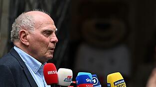 Hoeneß wundert sich über die Kommunikation über das WM-Tor. Hoeneß wundert sich über die Kommunikation über das WM-Tor.