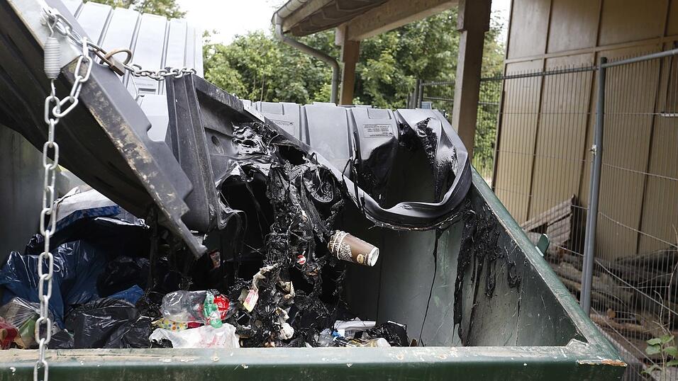 In Brand geraten ist der nagelneue Container der Firma Heinz die damit eigentlich einen freundlichen Beitrag zur Sauberkeit leisten wollte.