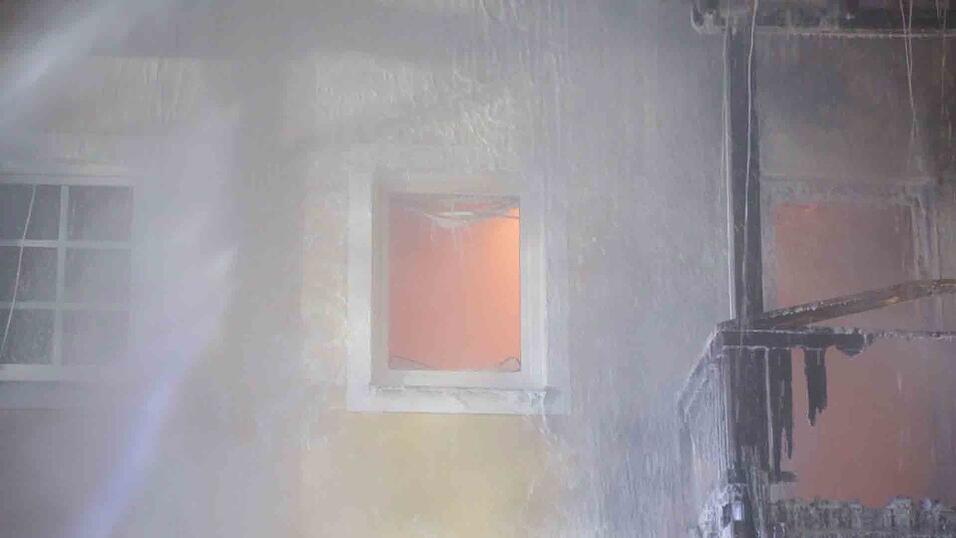 Beim Brand eines Mehrfamilienhaus in Reisbach sind in der Nacht auf Samstag vier Menschen ums Leben gekommen. Mindestens 20 weitere wurden verletzt. Beim Brand eines Mehrfamilienhaus in Reisbach sind in der Nacht auf Samstag vier Menschen ums Leben gekommen. Mindestens 20 weitere wurden verletzt.