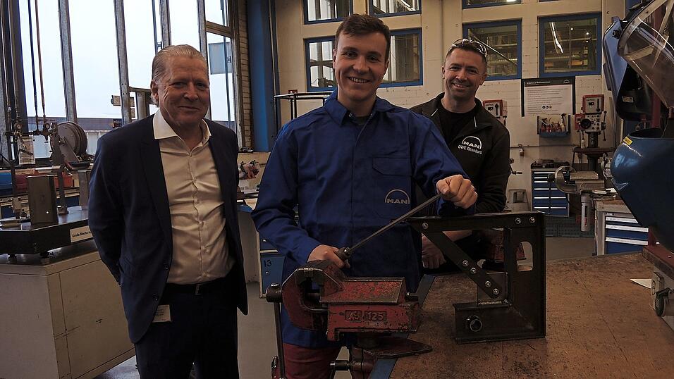Norbert Anger, Standortleiter von MAN Energy Solutions Deggendorf (l.), und Ausbildungsleiter Christian Brandl (r.) freuen sich, dass mit Andreas Eder der beste Azubi Deutschlands im Bereich Konstruktionsmechanik aus ihrem Hause kommt.
