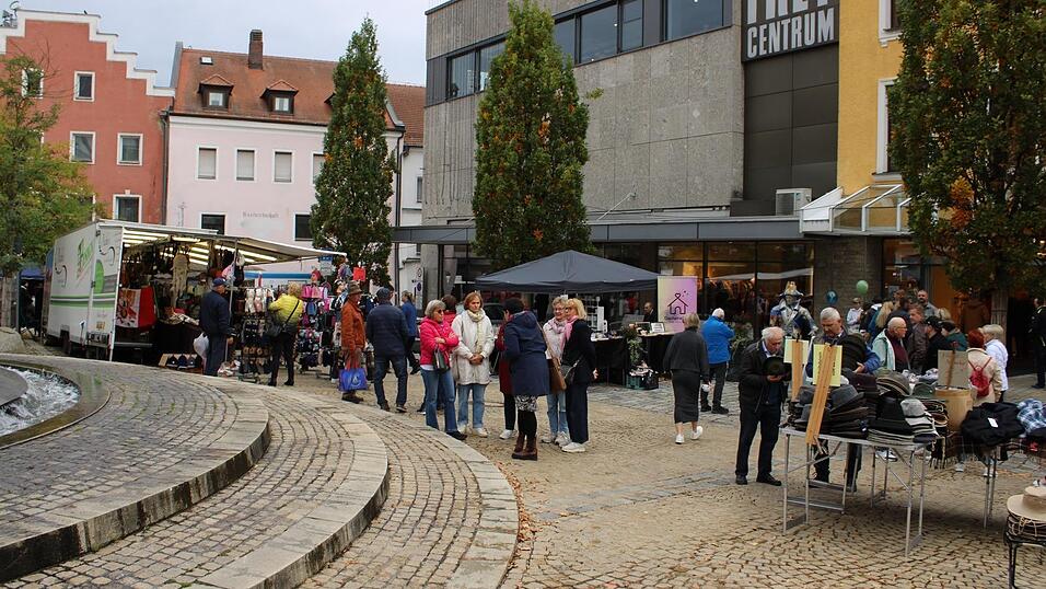 Obwohl kein &bdquo;goldenes&ldquo; Herbstwetter herrscht, flanieren viele Besucher &uuml;ber den Chamer Marktplatz.