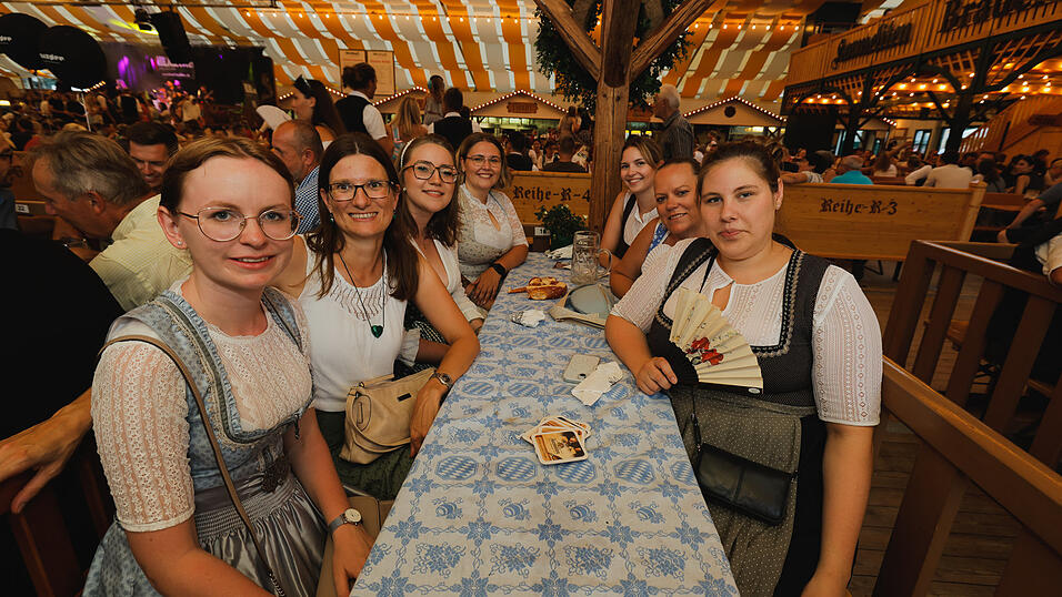 Die Partybilder vom Dienstag, 13. August 2024, aus dem Festzelt Nothaft. Die Partybilder vom Dienstag, 13. August 2024, aus dem Festzelt Nothaft.