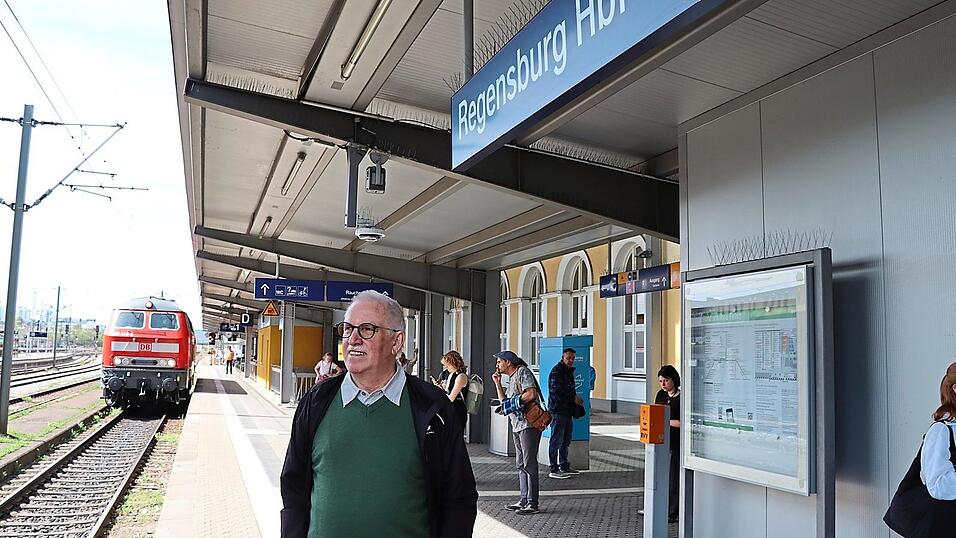 Am Regensburger Hauptbahnhof kennt sich G&uuml;nther Dirmeier aus. Er erz&auml;hlt, dass von Gleis 1 normalerweise der Zug nach M&uuml;nchen f&auml;hrt und wo im Zug nach M&uuml;nchen seine Lieblingspl&auml;tze sind.