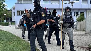 Die Polizei war mit vielen Kräften vor Ort. Die Polizei war mit vielen Kräften vor Ort.