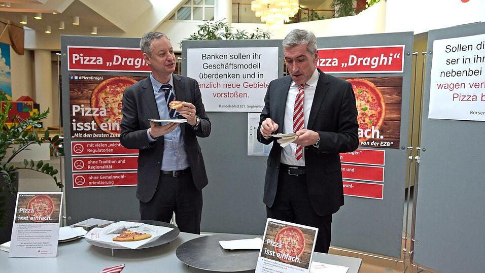 Am unsinnigen Donnerstag stellte die Sparkasse Niederbayern-Mitte ihr neues 'Geschäftsmodell' vor: Die Pizza 'Draghi' Am unsinnigen Donnerstag stellte die Sparkasse Niederbayern-Mitte ihr neues 'Geschäftsmodell' vor: Die Pizza 'Draghi'