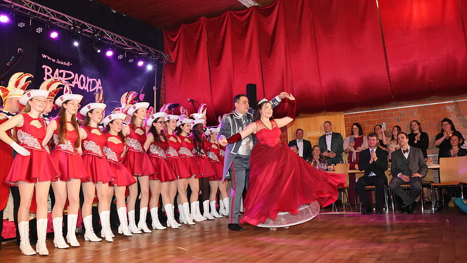 Schwungvoll präsentierte das Prinzenpaar ihren Walzer „Gold und Silber“ von Franz Lehár. Schwungvoll präsentierte das Prinzenpaar ihren Walzer „Gold und Silber“ von Franz Lehár.