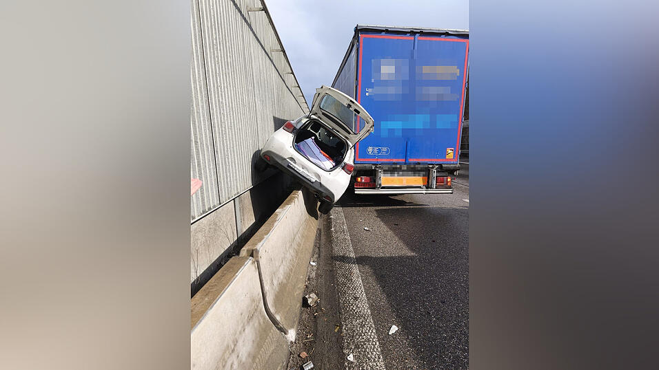 Der Mazda 2 von Herbert Glas nach dem Unfall. Das Foto hat ihm der Fahrer des Lastwagens überlassen. Der Mazda 2 von Herbert Glas nach dem Unfall. Das Foto hat ihm der Fahrer des Lastwagens überlassen.