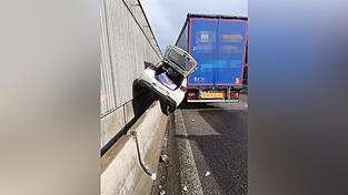 Der Mazda 2 von Herbert Glas nach dem Unfall. Das Foto hat ihm der Fahrer des Lastwagens &uuml;berlassen.