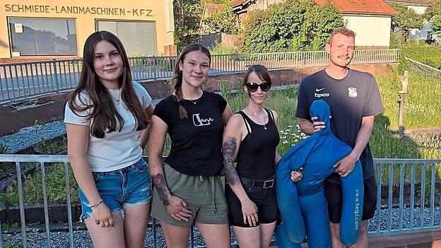 Gleich nach der &Uuml;bung waren die &bdquo;Verletzten&ldquo; wieder wohlauf und mit ins Feuerwehrhaus eingeladen.