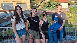 Gleich nach der &Uuml;bung waren die &bdquo;Verletzten&ldquo; wieder wohlauf und mit ins Feuerwehrhaus eingeladen.