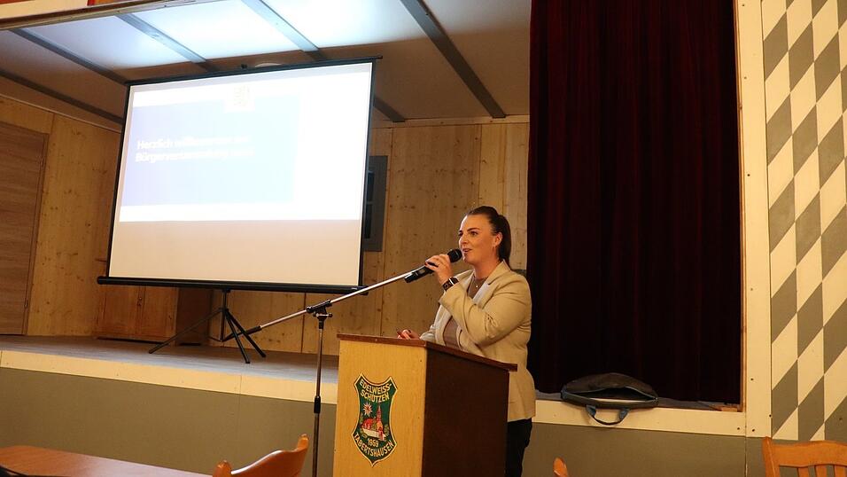 Monika Obermeiers erste Bürgerversammlung als Aholmings Bürgermeisterin. Monika Obermeiers erste Bürgerversammlung als Aholmings Bürgermeisterin.