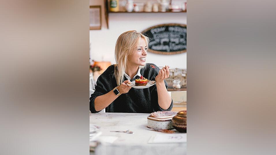 Gründerin, Ernährungsmedizinerin, Mental-Coachund Hypnotiseurin Dr. Mareike Awe ist überzeugt:Unser Körper weiß, wann er welche Lebensmittel braucht.Und vor allem: wie viel davon. Foto: Farina Deutschmann Gründerin, Ernährungsmedizinerin, Mental-Coachund Hypnotiseurin Dr. Mareike Awe ist überzeugt:Unser Körper weiß, wann er welche Lebensmittel braucht.Und vor allem: wie viel davon. Foto: Farina Deutschmann