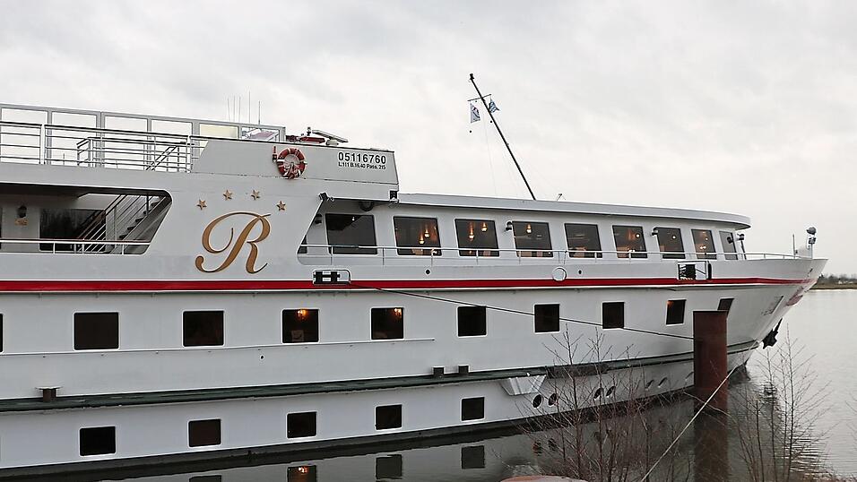 Die MS Rossini bei ihrer Rückkehr nach Bach. Einige der Männer aus der Zeitlarner Notunterkunft wohnen nun auf dem Schiff. Die MS Rossini bei ihrer Rückkehr nach Bach. Einige der Männer aus der Zeitlarner Notunterkunft wohnen nun auf dem Schiff.
