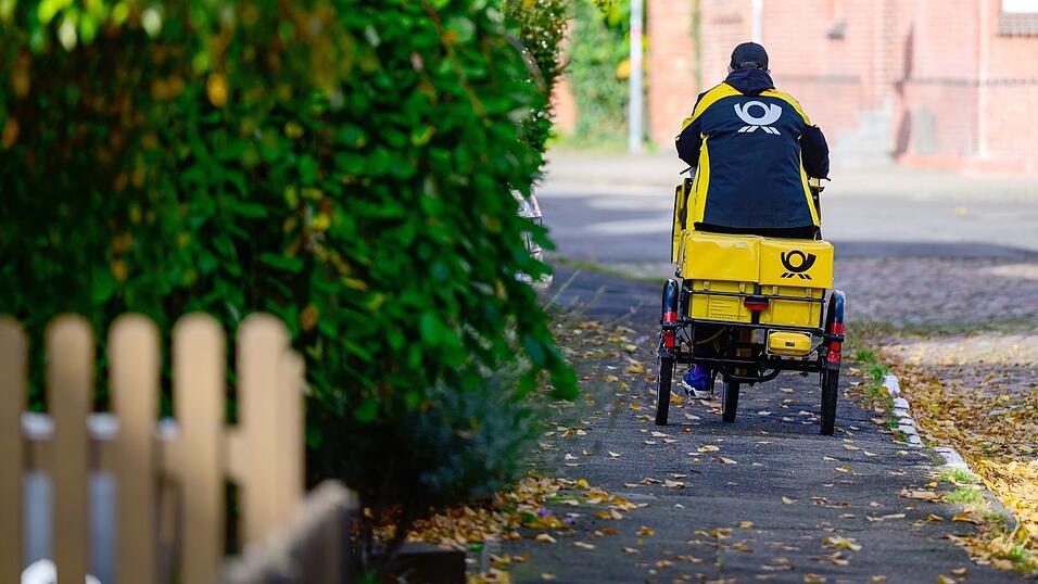 Ein Briefträger bei der Arbeit. Ein Briefträger bei der Arbeit.