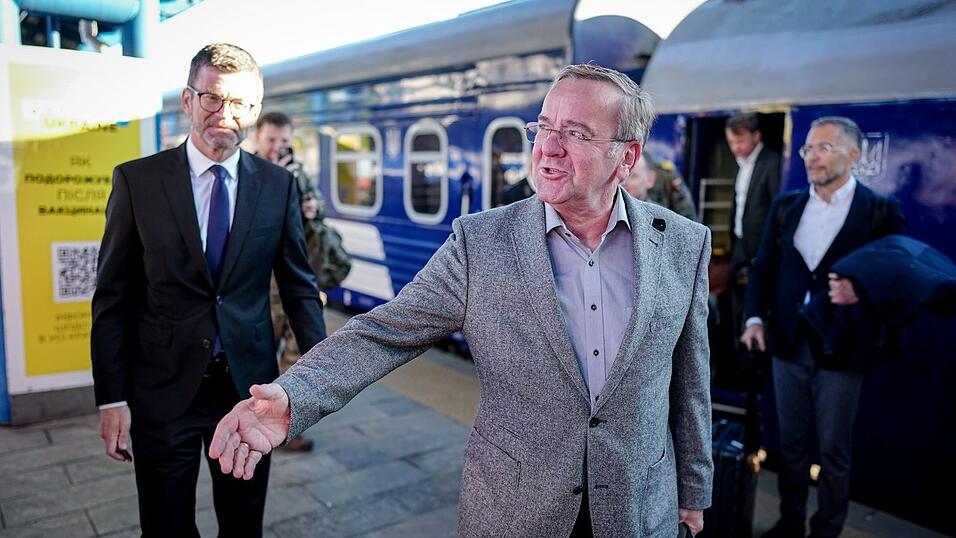 Der Verteidigungsminister will die Zusammenarbeit beider Staaten weiter ausbauen.