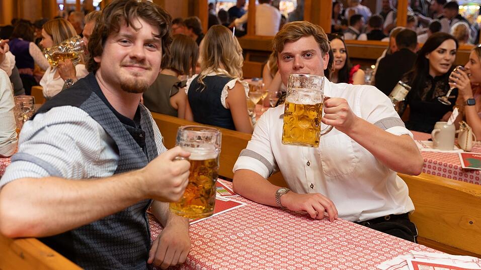Die Partybilder vom Samstag, 8. August, aus dem Festzelt Krönner. Die Partybilder vom Samstag, 8. August, aus dem Festzelt Krönner.
