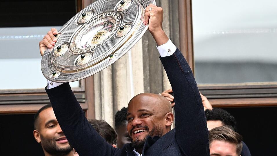 Alles auf null: Vincent Kompany mit der Meisterschale. (Archivbild)