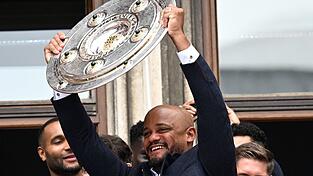 Alles auf null: Vincent Kompany mit der Meisterschale. (Archivbild) Alles auf null: Vincent Kompany mit der Meisterschale. (Archivbild)