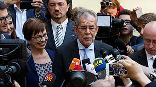 Bei der Pr&auml;sidentenwahl in &Ouml;sterreich liegen sowohl Alexander Van der Bellen (Foto) als auch Norbert Hofer nach neuesten Hochrechnungen bei exakt 50 Prozent. Erst am Montag wird das endg&uuml;ltige Ergebnis feststehen.