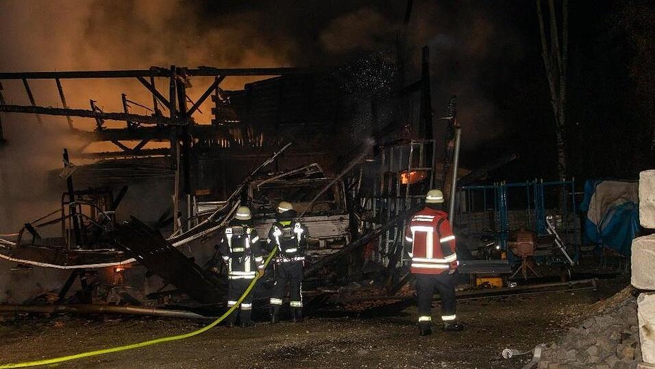 Das Feuer zerstörte in der Nacht auf Donnerstag eine Scheune in Freundorf.