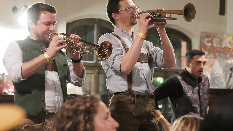 Partykl&auml;nge und z&uuml;nftige Kapellen, f&uuml;r jeden Nachtschw&auml;rmer in Tracht war etwas dabei.