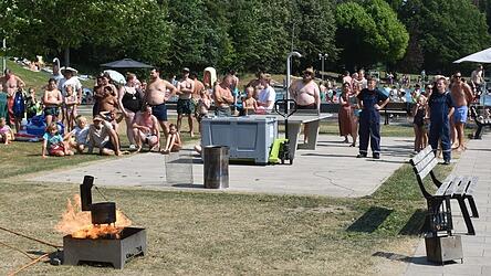 F&uuml;r das Publikum war die Vorf&uuml;hrung der Jugendfeuerwehr hochinteressant, was man bei einem Fettbrand in der K&uuml;che machen sollte.