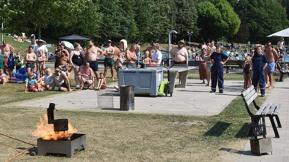 F&uuml;r das Publikum war die Vorf&uuml;hrung der Jugendfeuerwehr hochinteressant, was man bei einem Fettbrand in der K&uuml;che machen sollte.