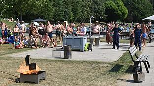 F&uuml;r das Publikum war die Vorf&uuml;hrung der Jugendfeuerwehr hochinteressant, was man bei einem Fettbrand in der K&uuml;che machen sollte.