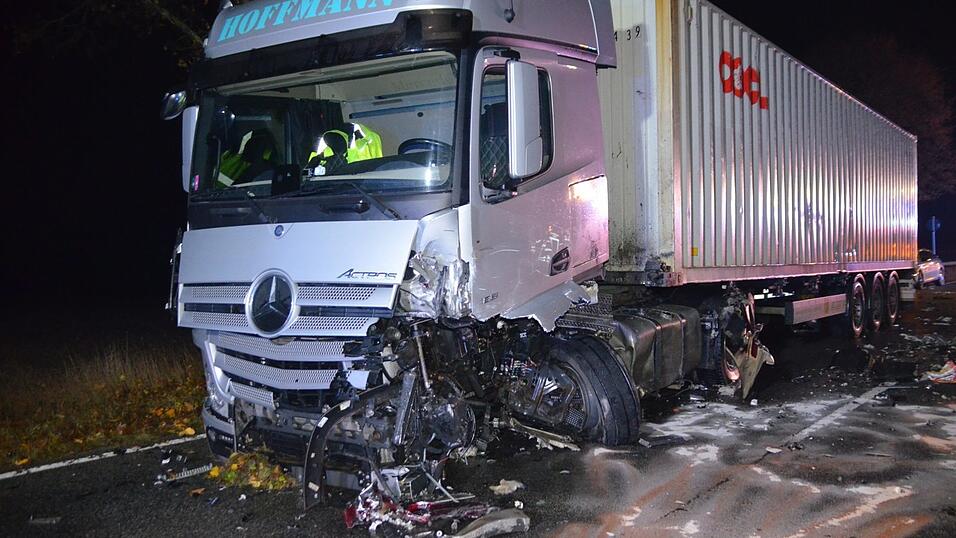 Auf der B8 bei Mötzing ist am Montagmorgen ein Autofahrer tödlich verunglückt. (Symbolbild) Auf der B8 bei Mötzing ist am Montagmorgen ein Autofahrer tödlich verunglückt. (Symbolbild)