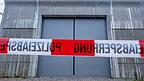 Das Tor des Bezirkskrankenhauses Straubing. Hier erpressten sich vier Insassen am 17. August die Freiheit, nachdem sie einen Mitarbeiter bedroht und als Geisel genommen hatten.