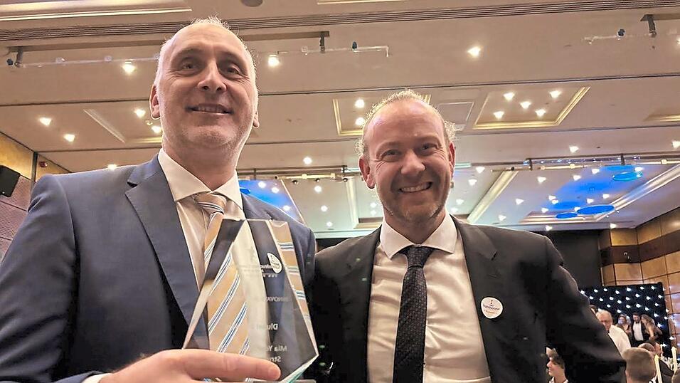 Den Preis für die Innovation des Jahres 2024 für die Firma Dlubal nahmen Christian Stautner (links) und Andreas Niemeier bei den Construction Computing Awards in London entgegen. Den Preis für die Innovation des Jahres 2024 für die Firma Dlubal nahmen Christian Stautner (links) und Andreas Niemeier bei den Construction Computing Awards in London entgegen.