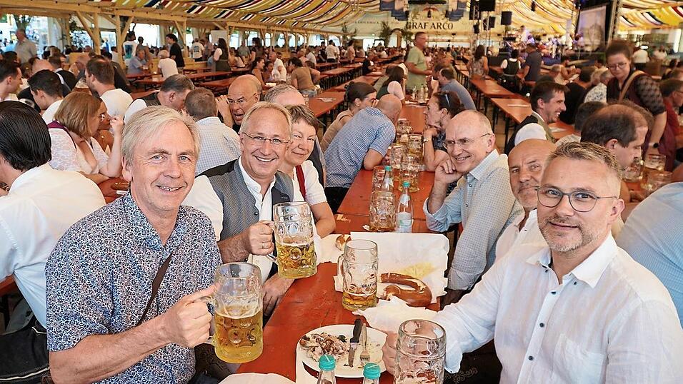 Ein Prosit auf die Vereine.